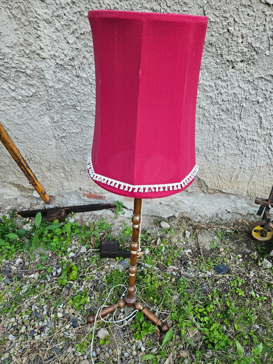 Retro lampa s tienidlom