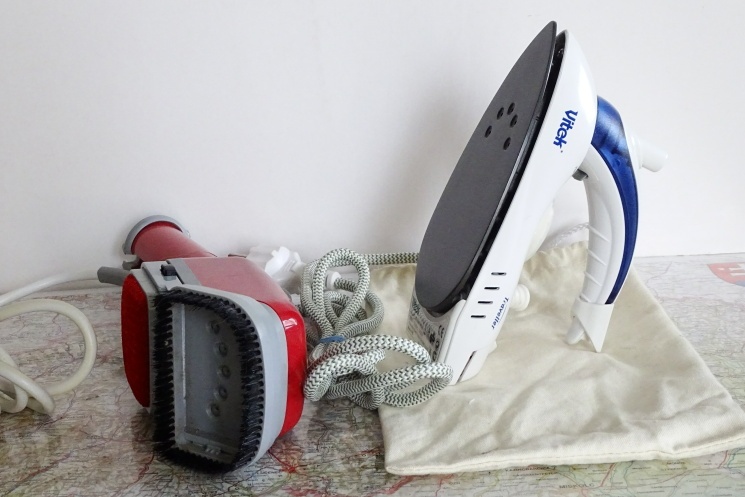 Multifunkčná parná kefa a naparovacia cestovná žehlička.