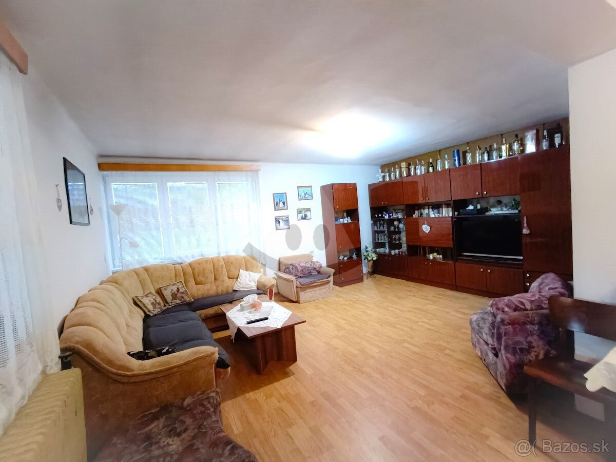 Dvojgeneračný 5 izbový rodinný dom v obci Svodín