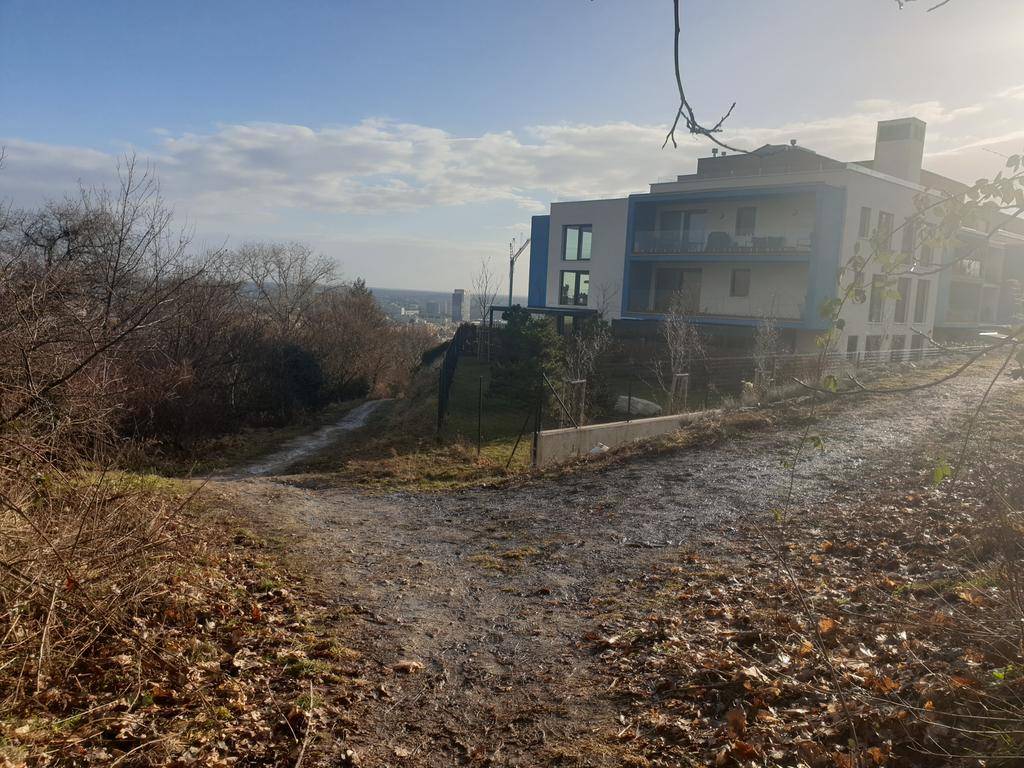 Stavebný pozemok pre investíciu alebo rekreáciu. Frankovská