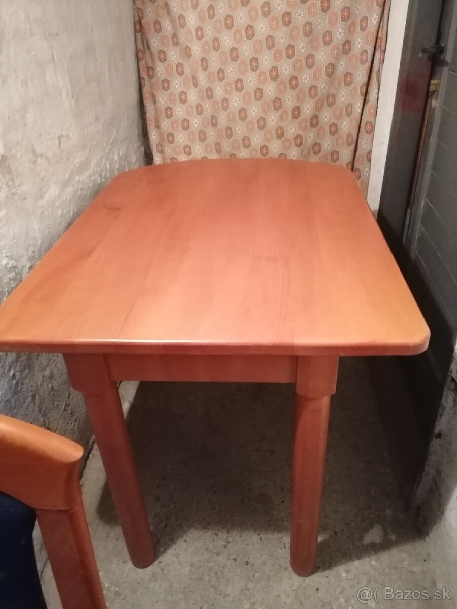 Predám jedálenský stôl.