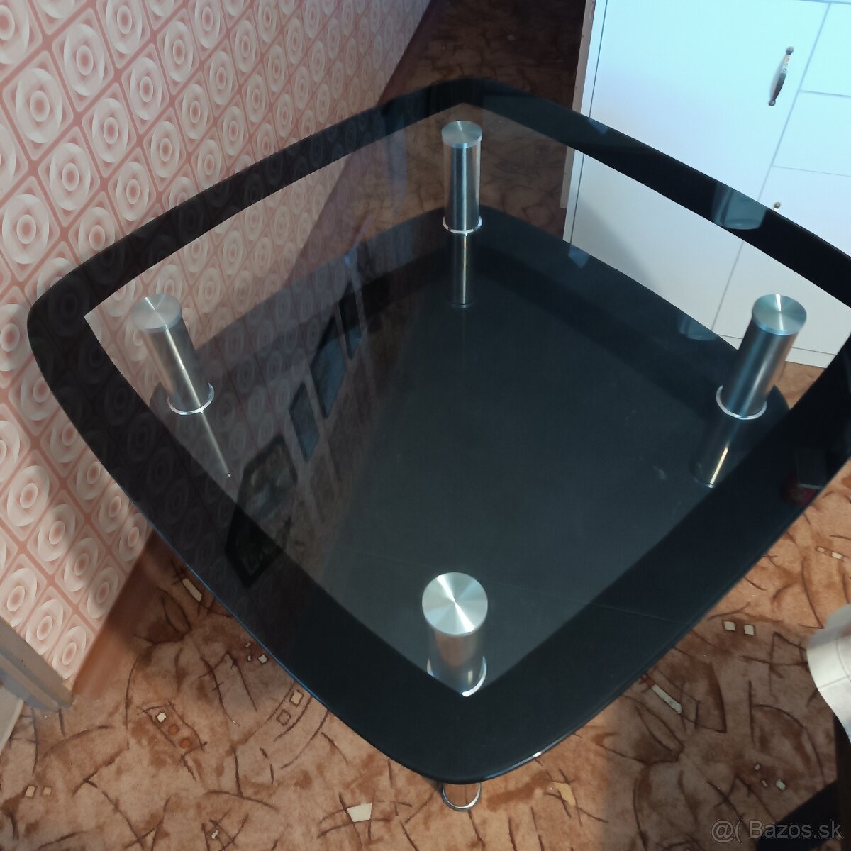 Skleneny jedalensky stol