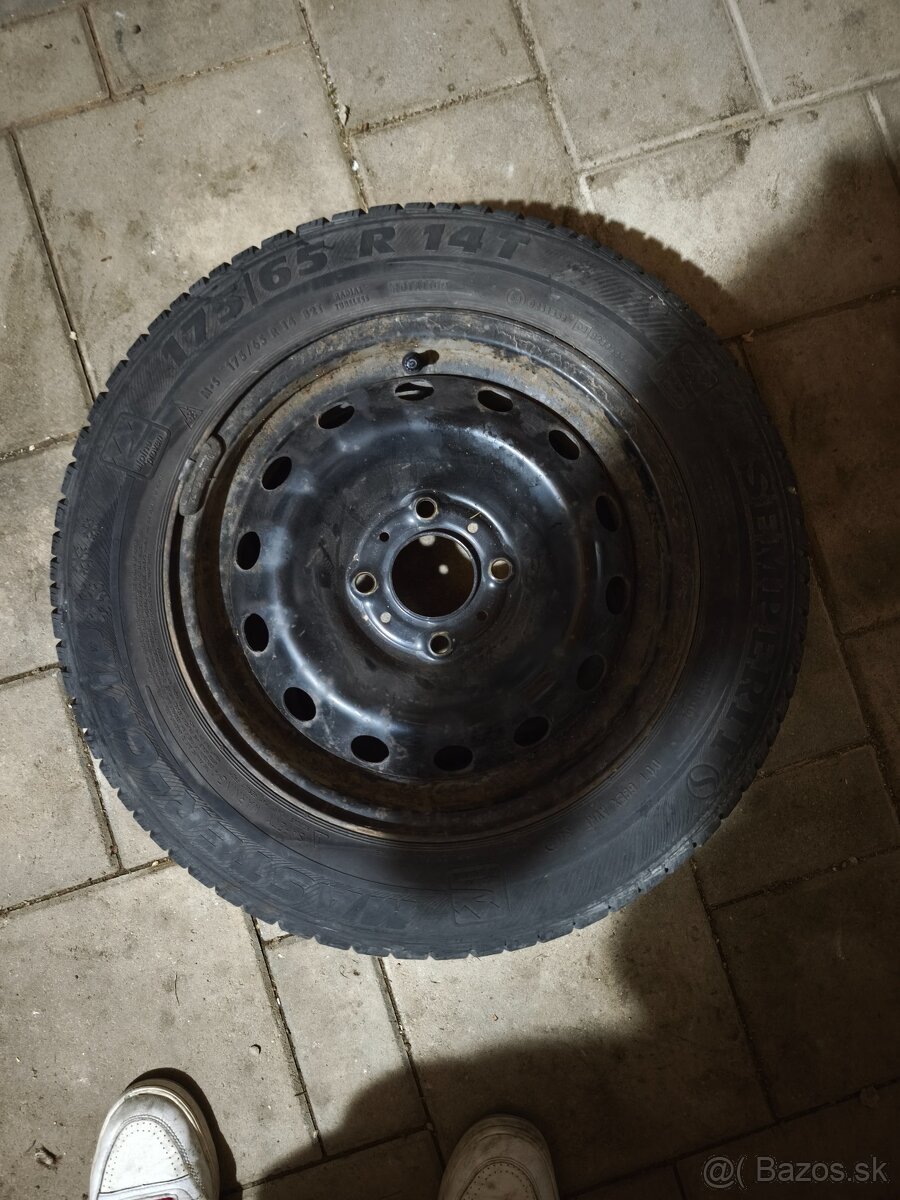 4 ks plechové disky R14 + zimné pneu