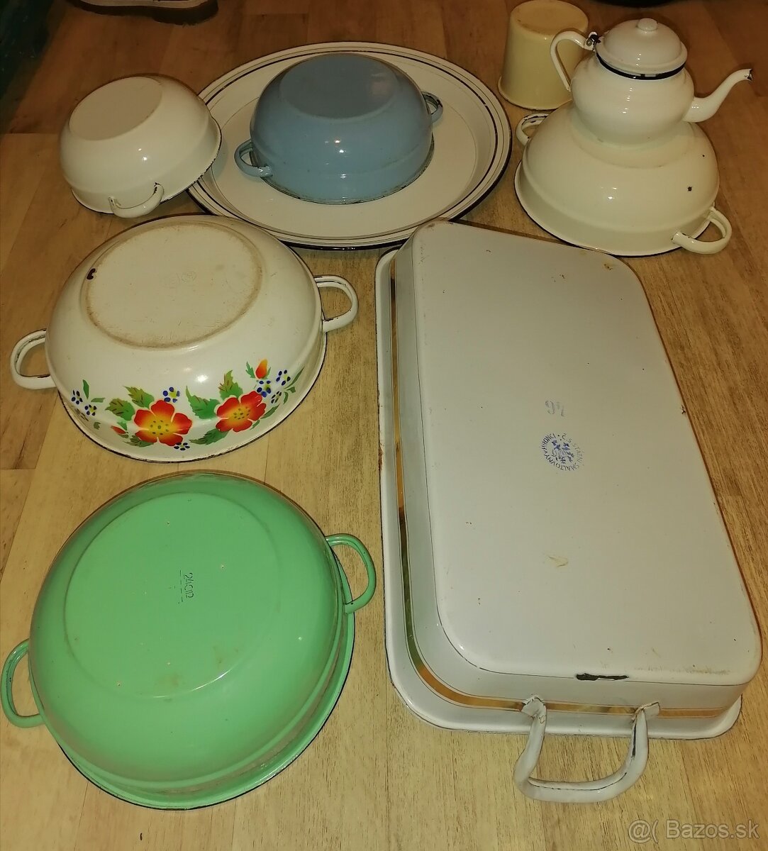 Staré smaltované nádoby.