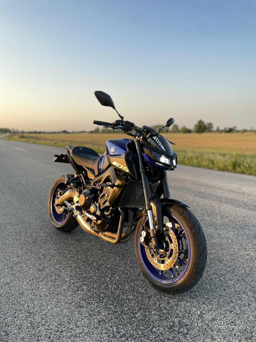 YAMAHA MT-09 AKRAPOVIC