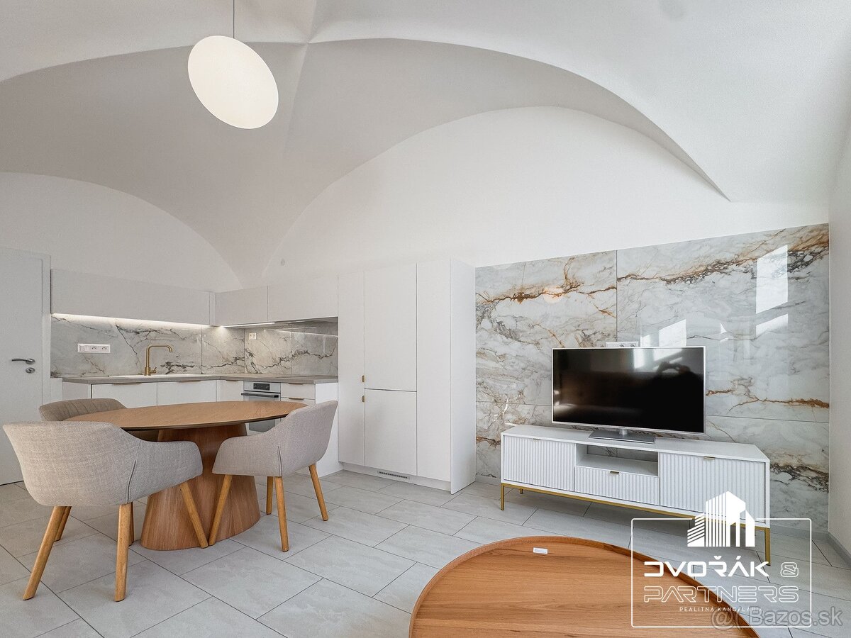 EXKLUZÍVNE Veľký 1-izbový byt v priamom centre na prenájo