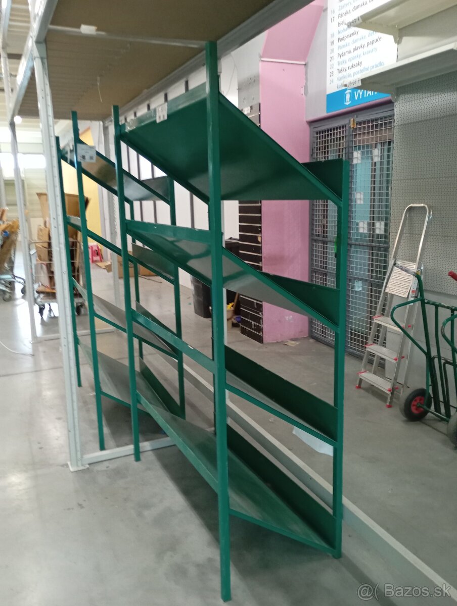 Kovový regál- šikmé police