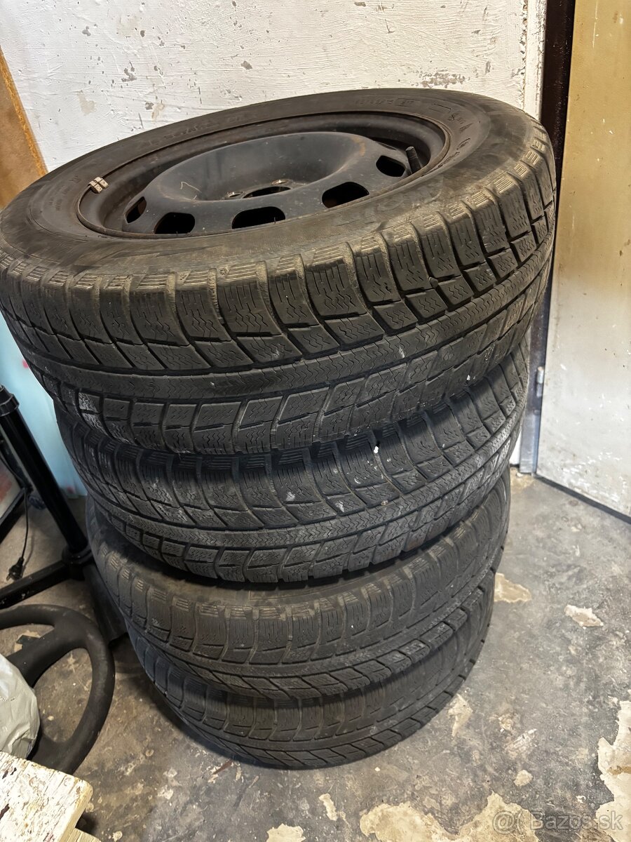 Predám pneumatiky na plechových diskoch