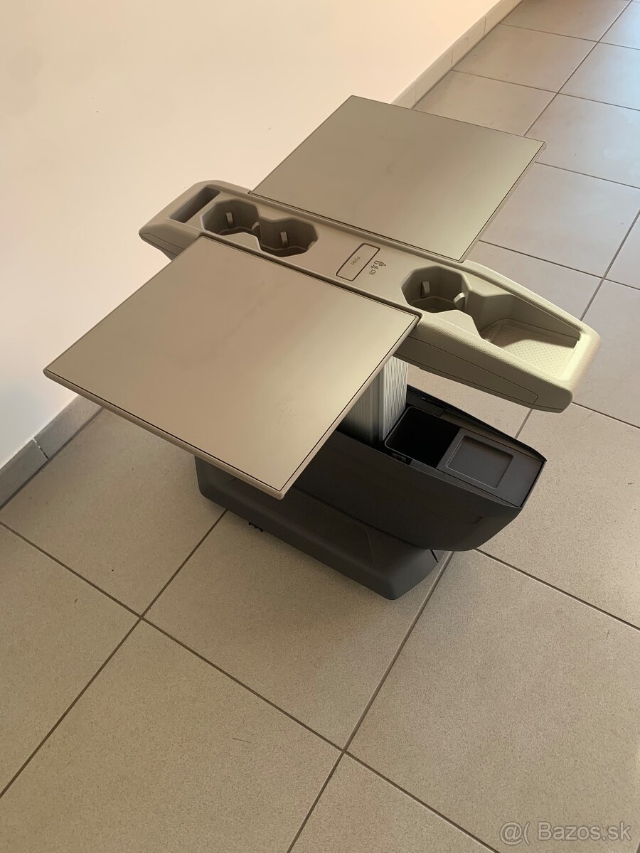 Stolek do Multivanu T7