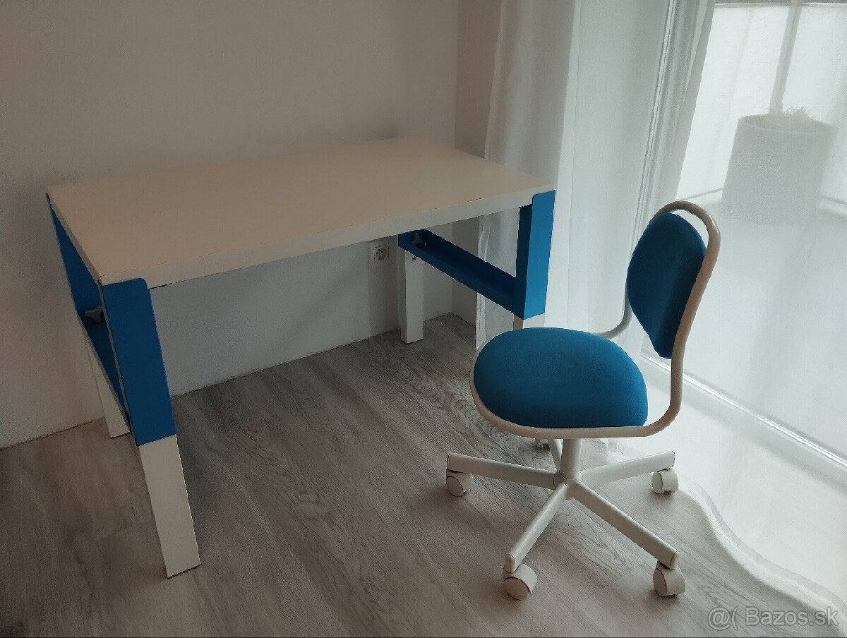 Rastuci stol IKEA PAHL v modrej farbe + otocna stolicka
