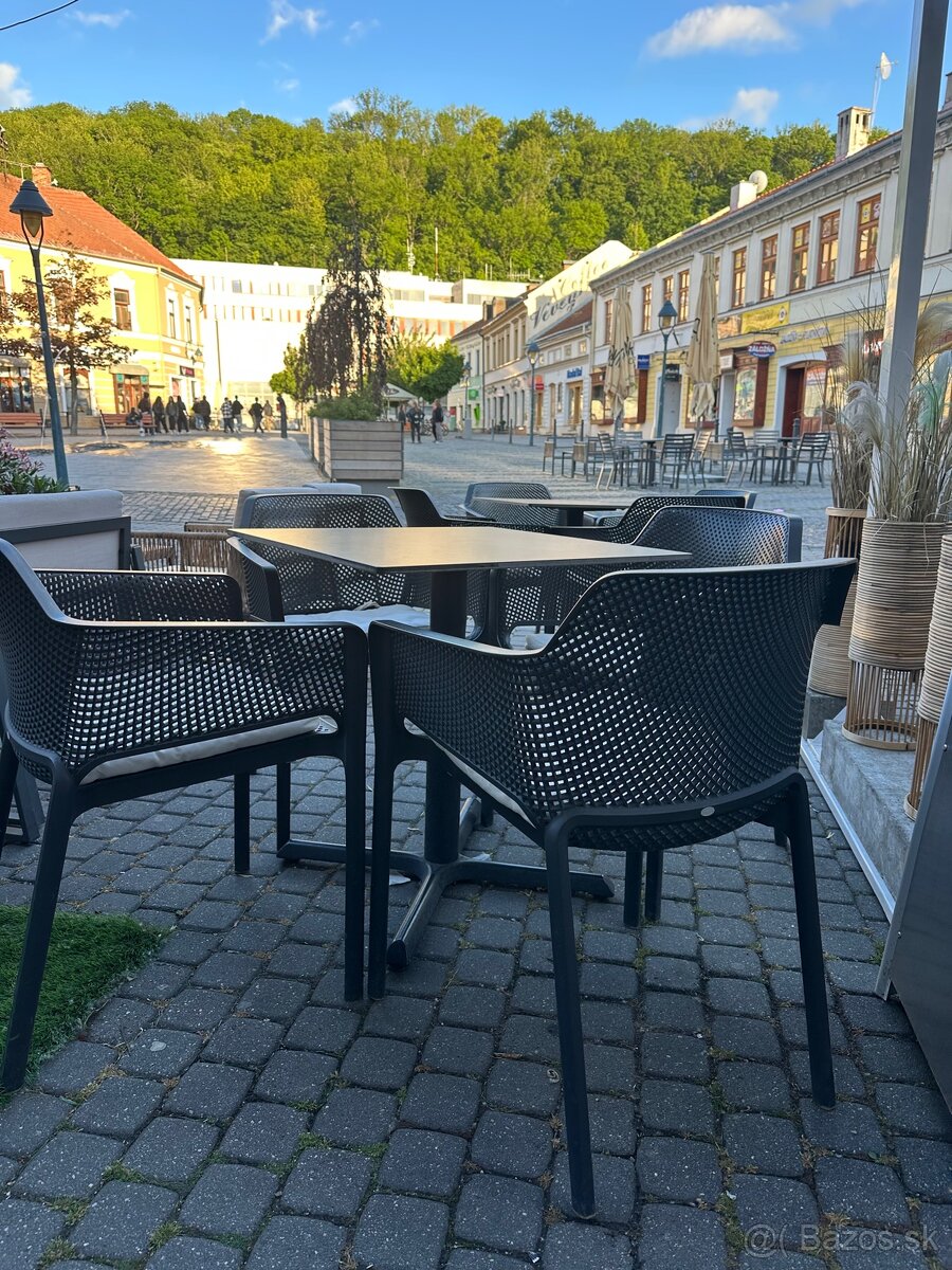 Záhradný stôl a stoličky