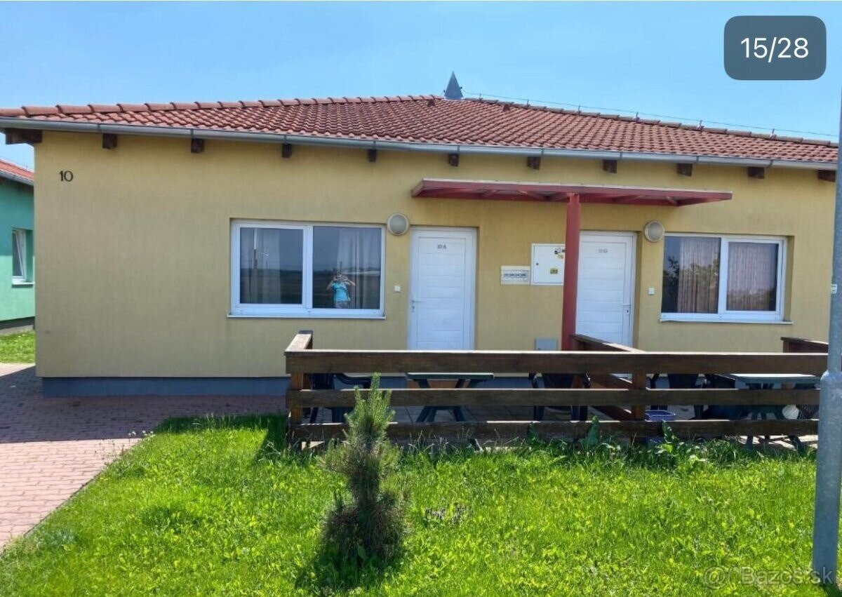 Vaša oáza pokoja pri vode – zariadená 2-garsónka s terasou