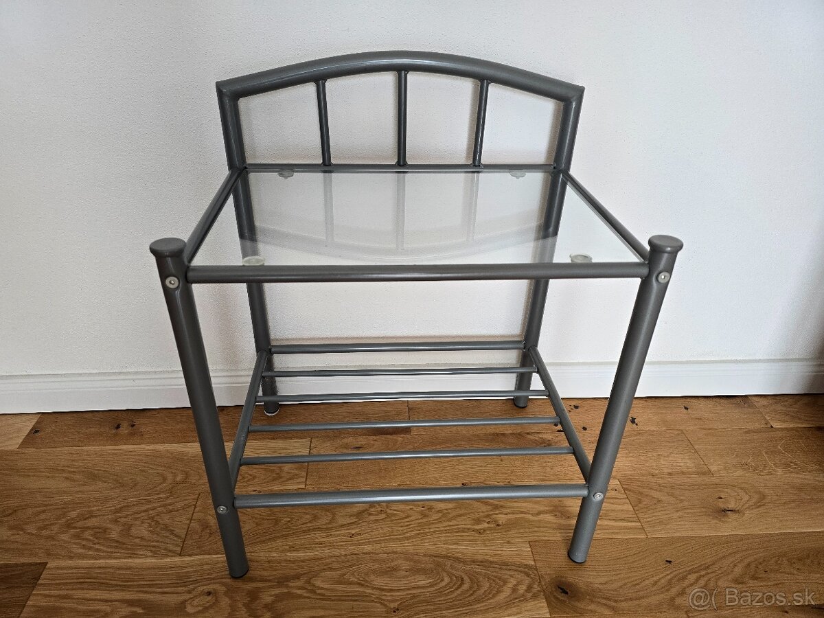 Predám 2 kusy nočných stolíkov.