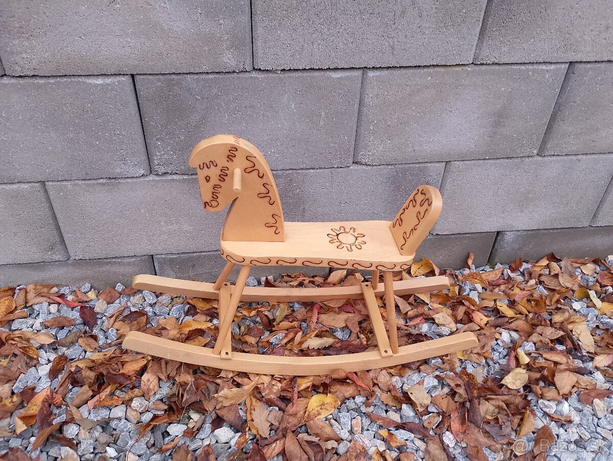 Drevený hojdací koník