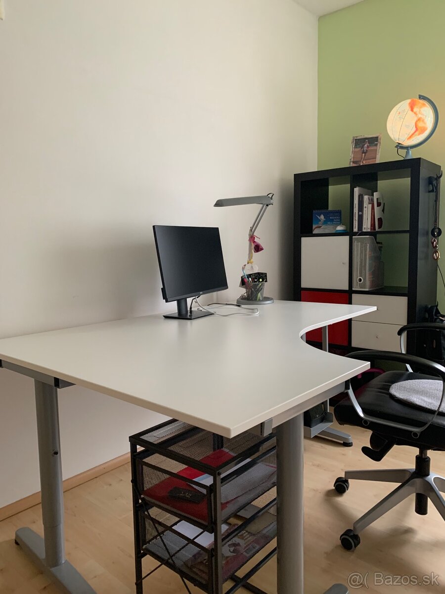 Rohový kancelarsky stôl