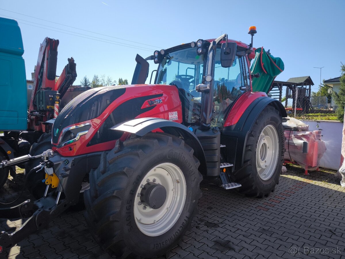 Traktor Valtra T235 Versu s otočným riadením Twin-Trac