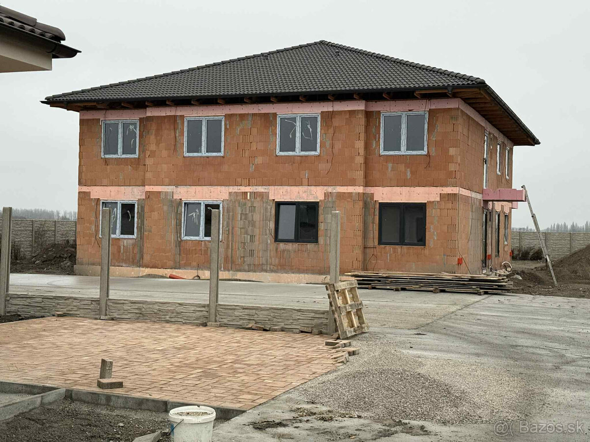 Nová štvorbytovka v tichom prostredí iba 10km od Dunajskej S