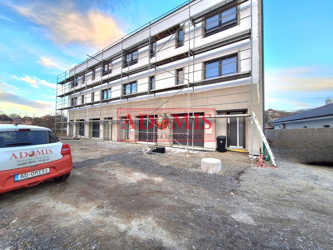 ADOMIS - predám 4-izb. tehlový RD Nižná Hutka 192m2,garáž,3x