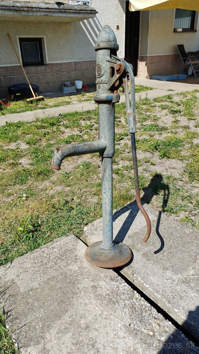 Stará/starožitná ručná pumpa