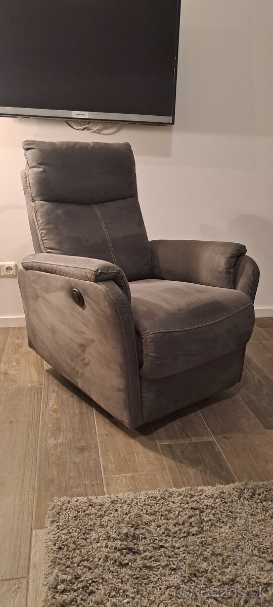 Elektricke polovateĺné kreslo