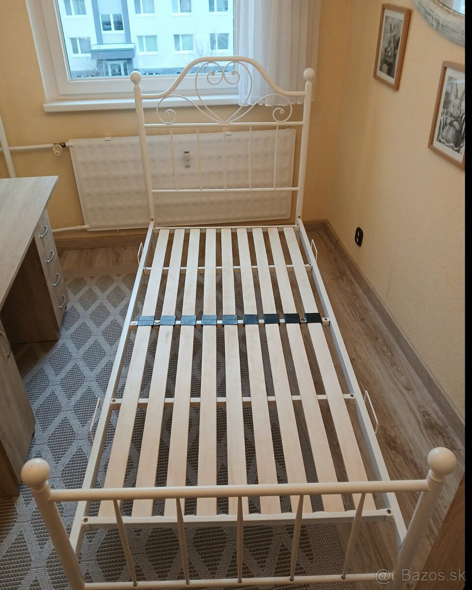 Kovová posteľ s dreveným roštom