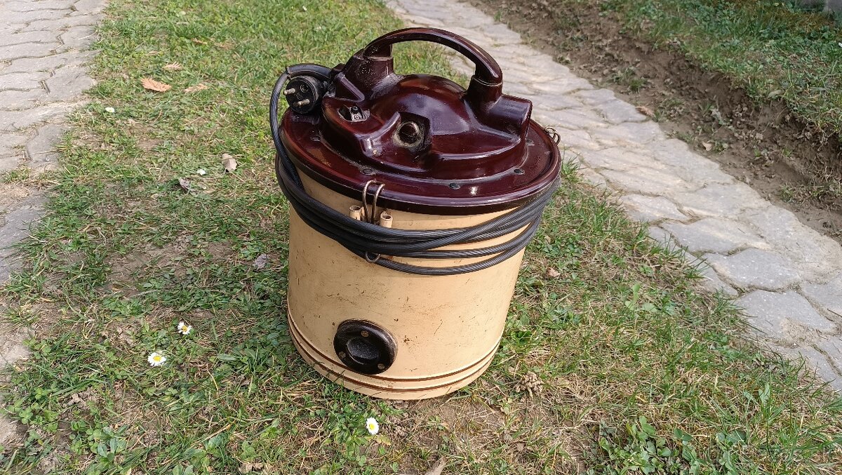 Predám starožitný vysávač