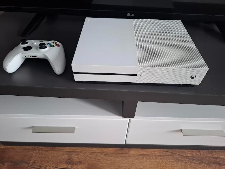 Predám Xbox One 1TB