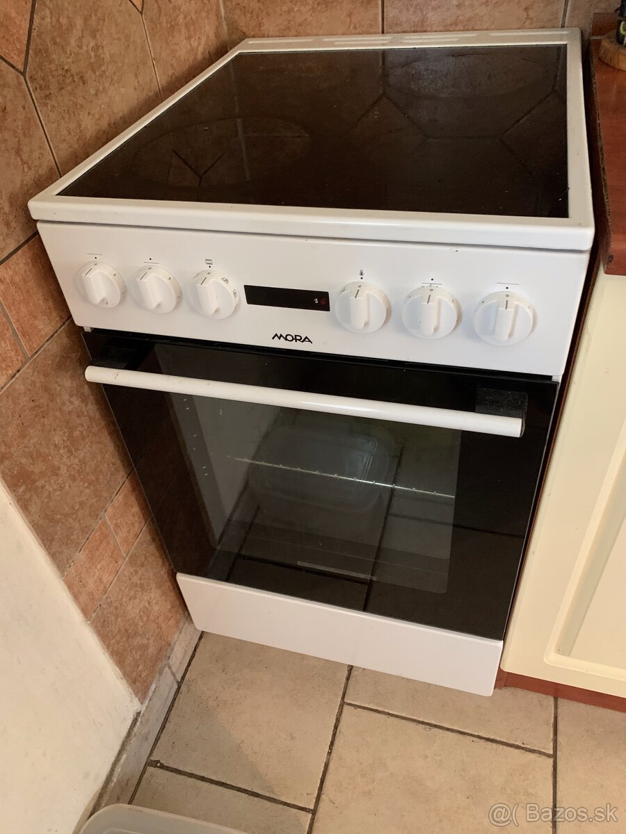 predám málo používaný sporák Mora C 5245 BW