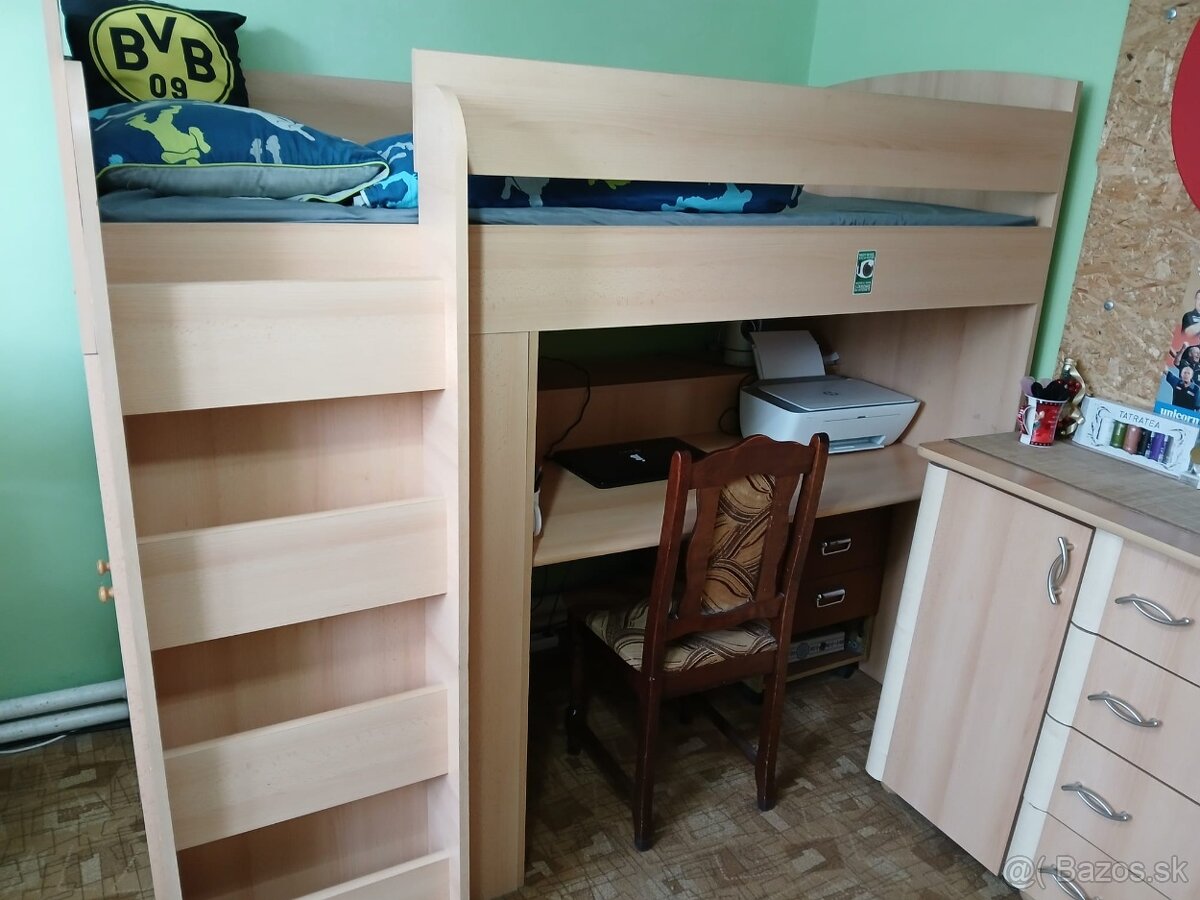 Vyvýšená posteľ so skriňou a stolíkom
