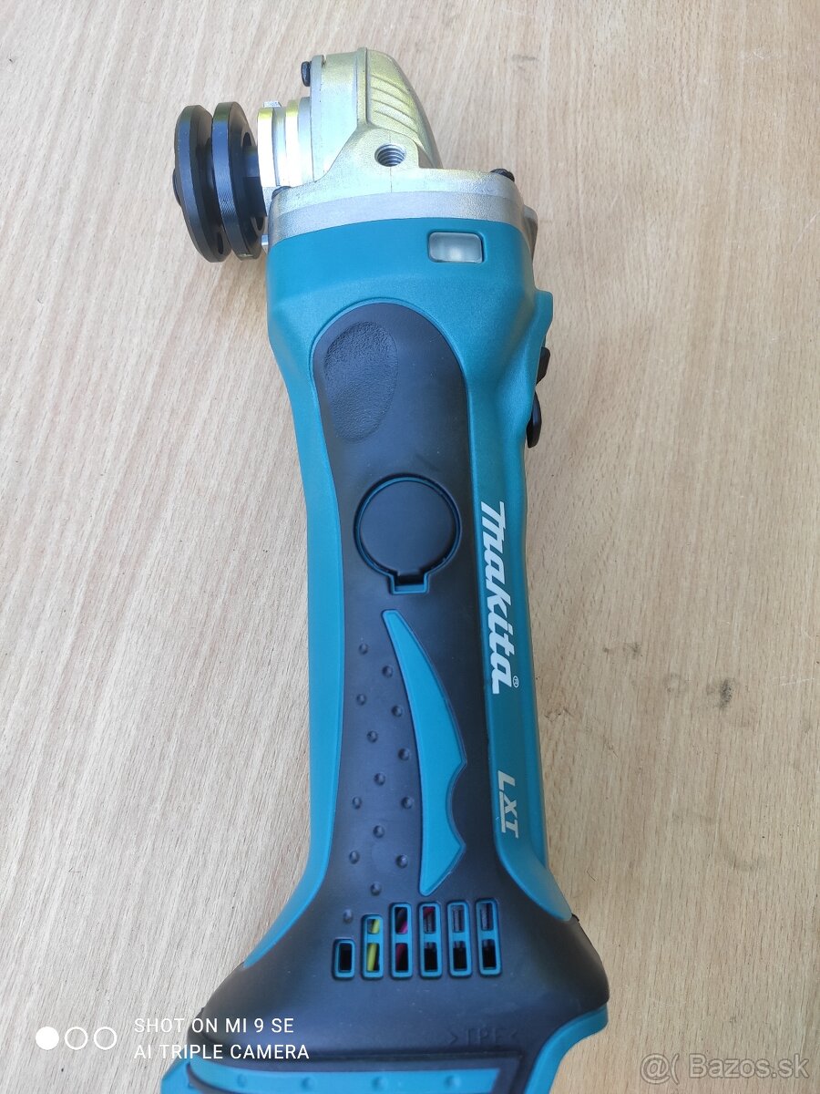 Makita uhlová brúska DGA 452