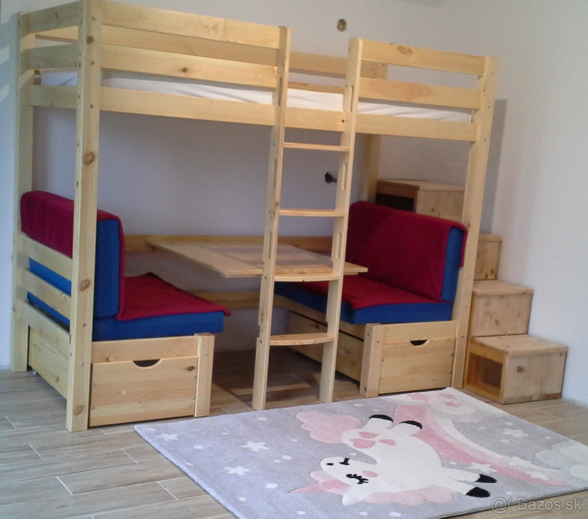 Nepoužívaná poschodová posteľ z masívu s posedením