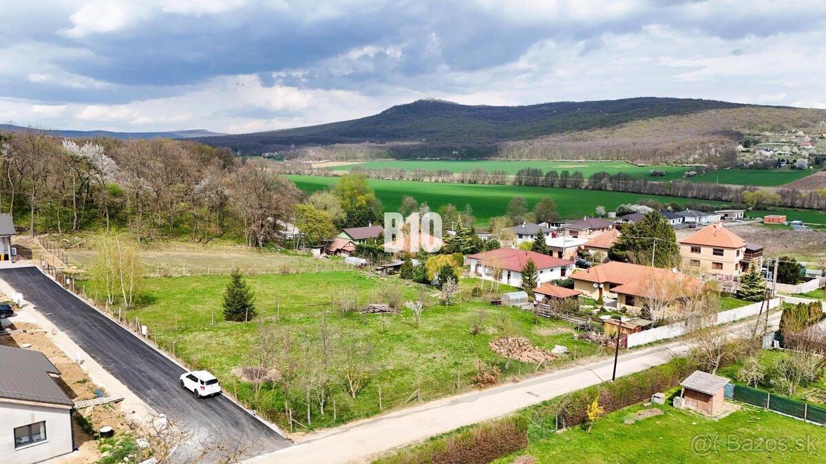 Jelenec - Stavebný pozemok - 687 m2 alebo 1374 m2