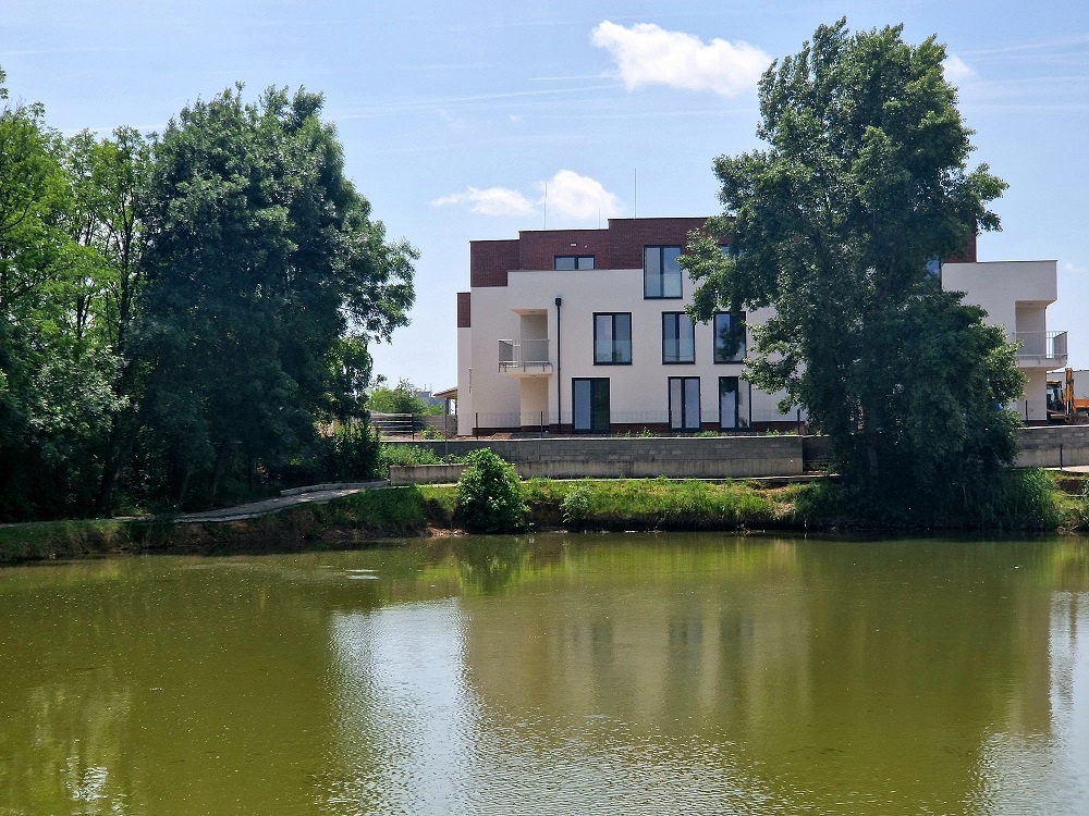 NOVOSTAVBA - SENEC - 3 izb. byt s veľkým balkónom 9 m2