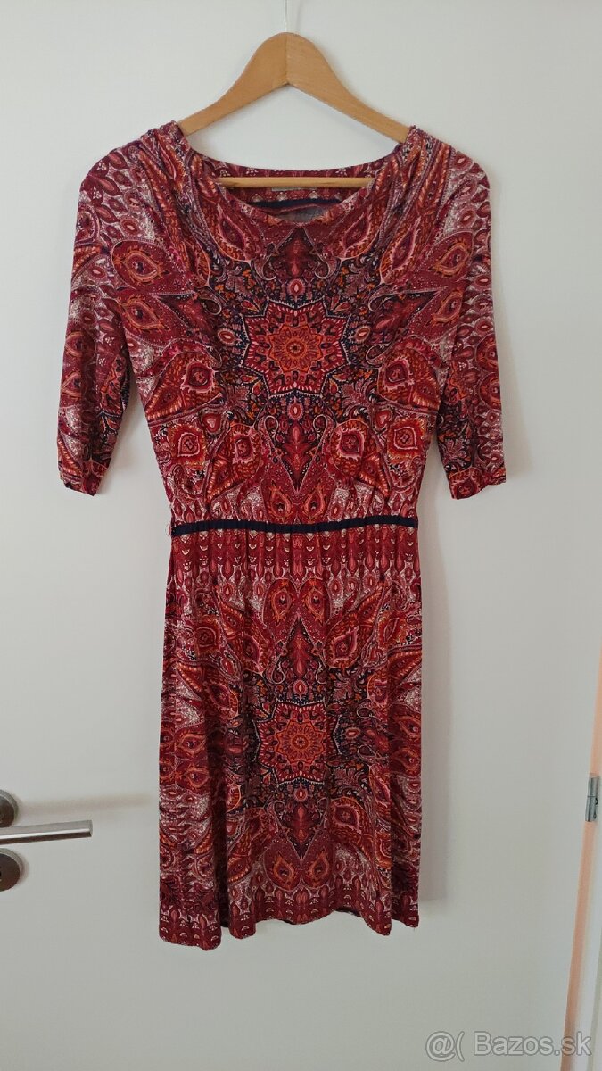 Krásne vzorované šaty Orsay