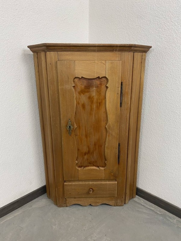 Rohová skrinka do chalupy