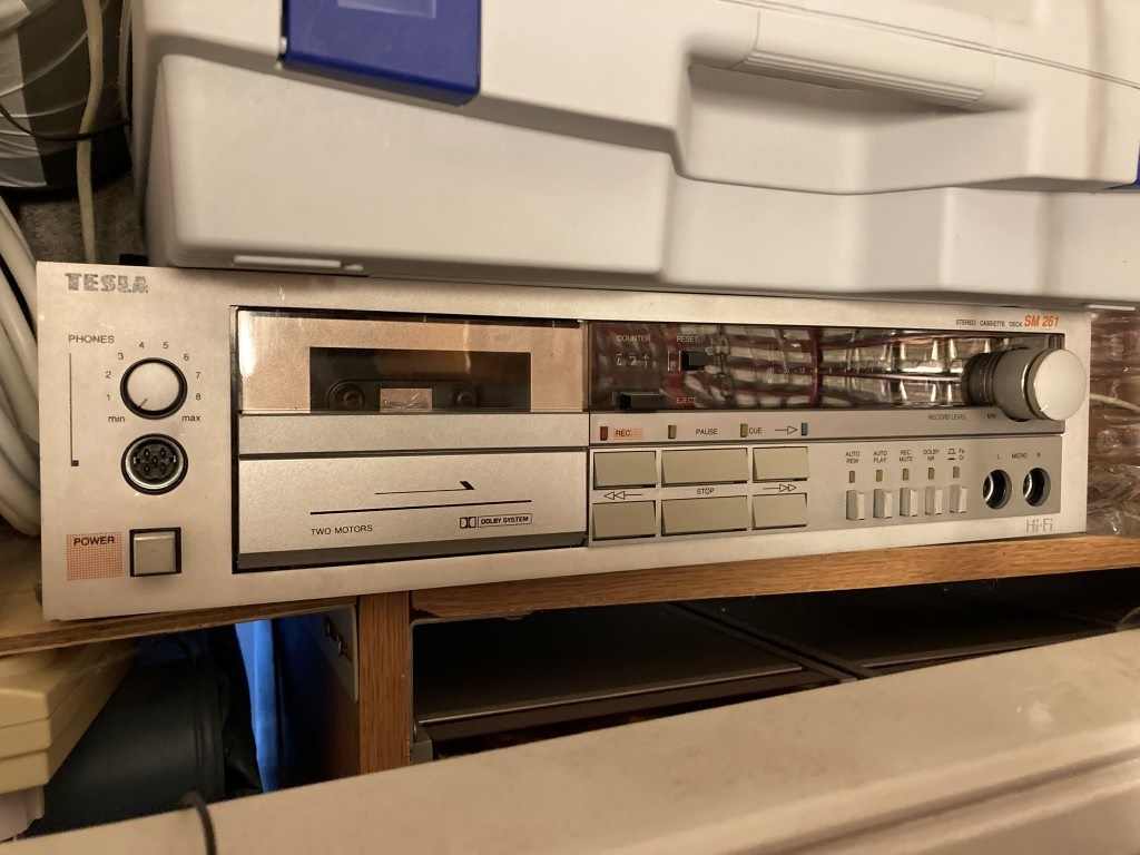 Kazetový magnetofón Tesla SM261