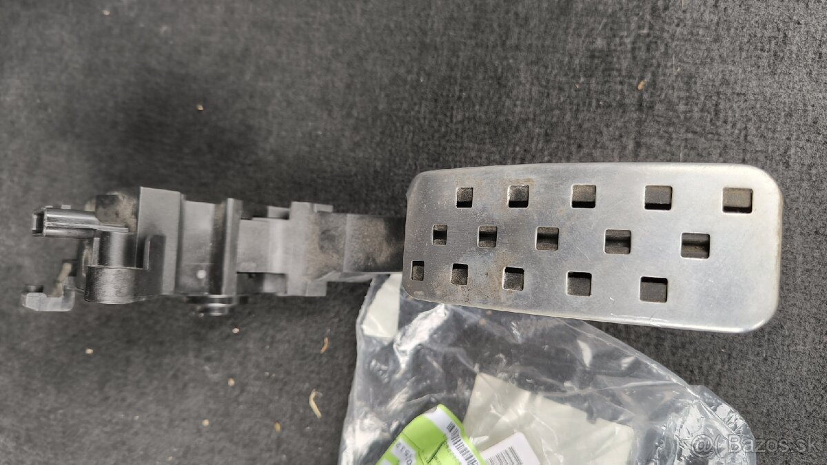 Renault Megane 3, plynový pedál