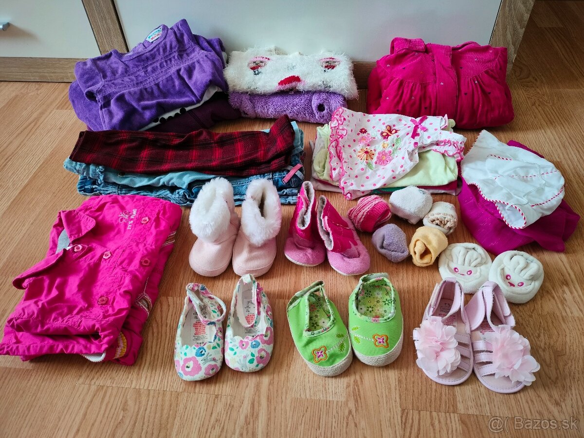 Balík oblečenia dievča