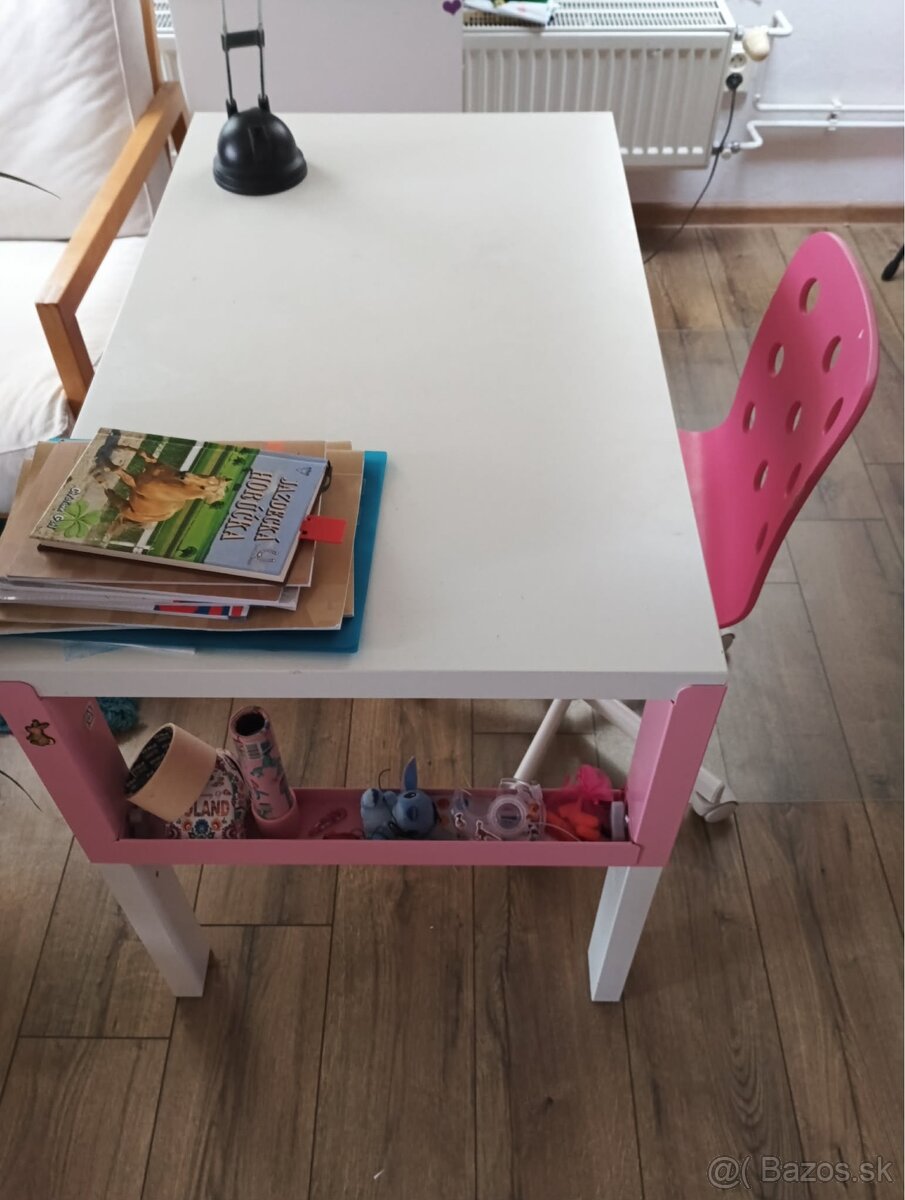 Písací stôl a stolička