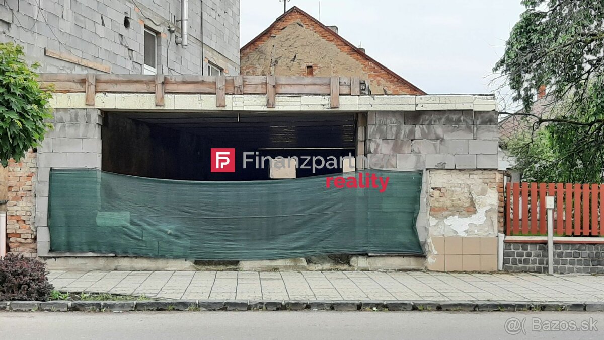 Exkluzívne na predaj rozostavaná budova v centre Sobraniec