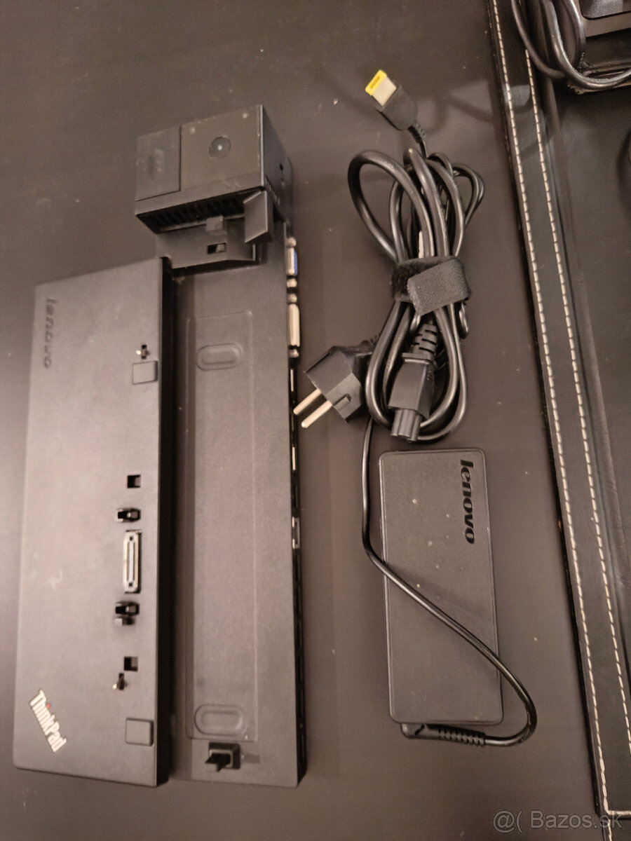 2× Lenovo Ultra Dock 40A2 + 2× Lenovo 90 W adaptér