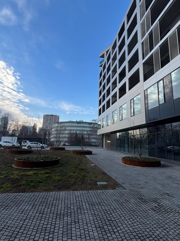 Garážové státie sa nachádza hneď pri vstupe do budovy ,,A'