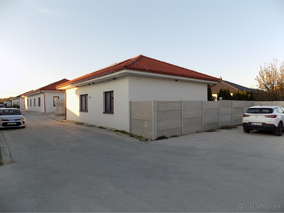 Novostavba domu v Kolárove s kuchynskou linkou + solárne pan