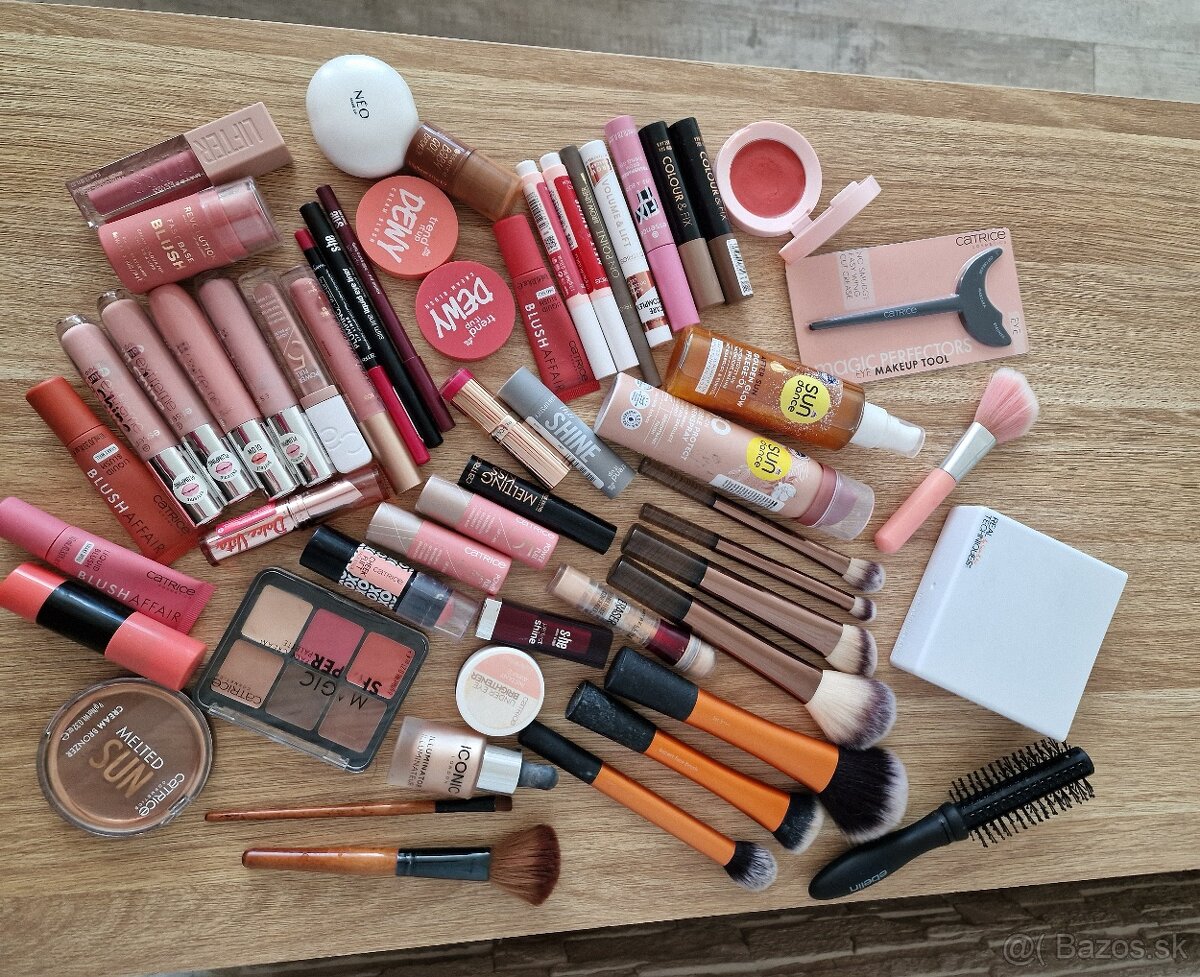 Veľký balík kozmetiky a štetcov