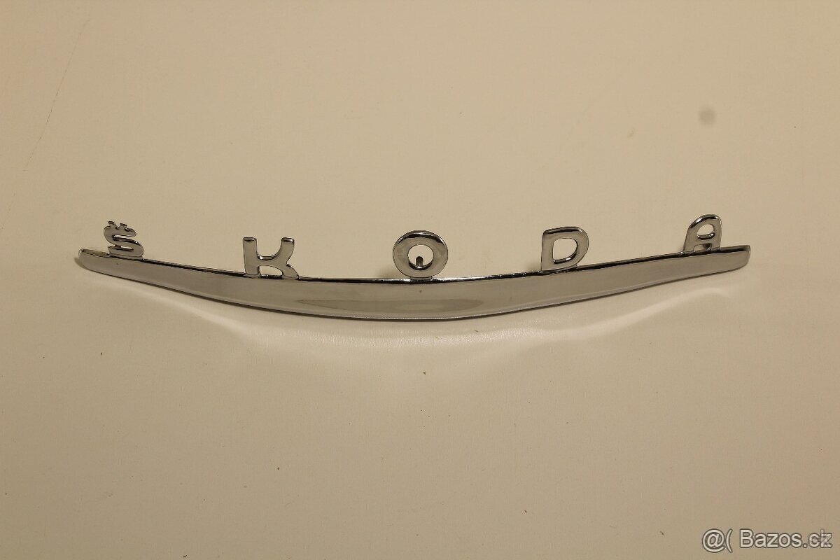 Škoda 1200/1201 nápis Škoda na přední kapotu