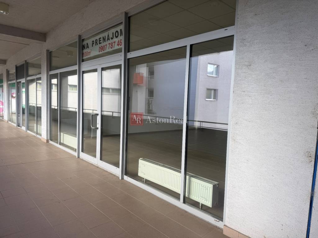 Na prenájom zrekonštruované obchodné priestory v komplexe Dv