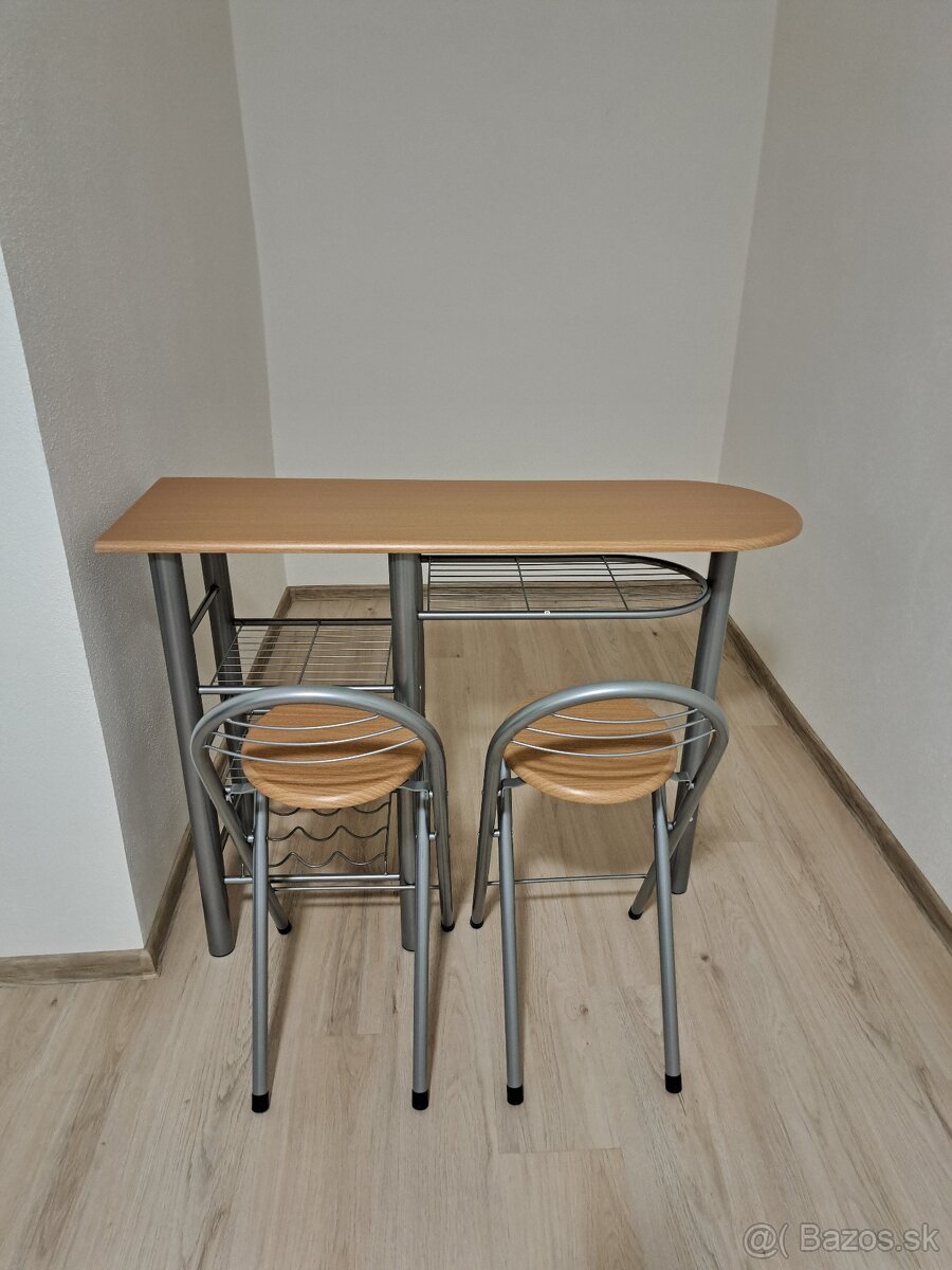 Barový pult so stoličkami