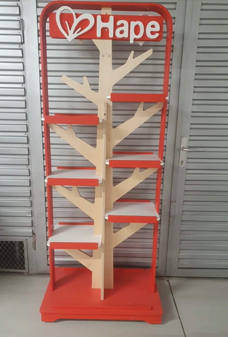 Hape - červený stromčekovy regal