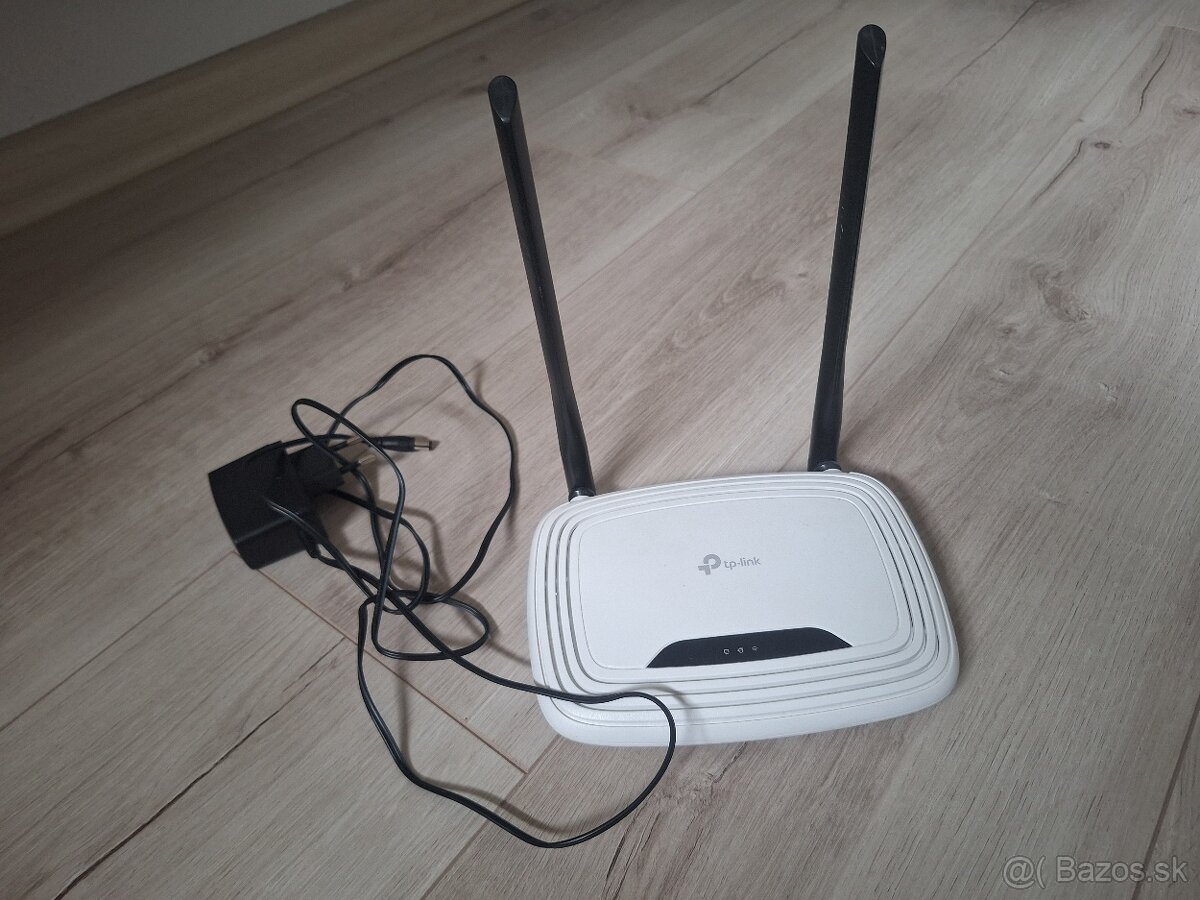 Spoľahlivý WiFi router TP-Link 300Mbps s adaptérom