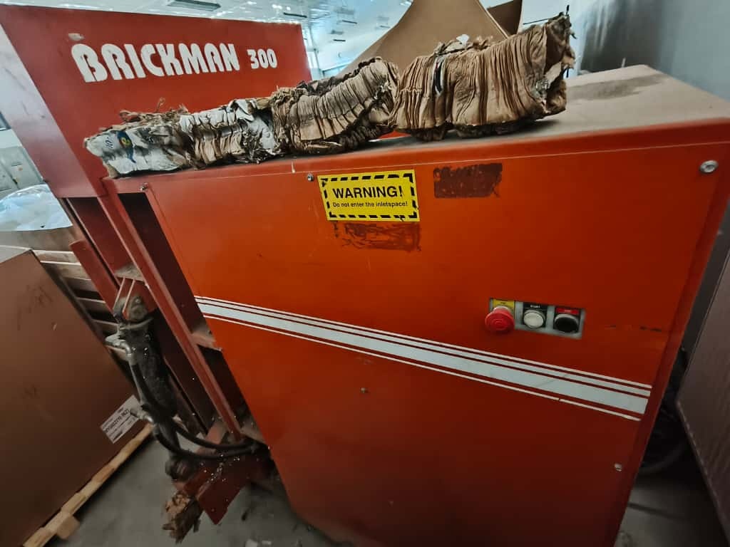 Automatický lis na kartonove brikety
